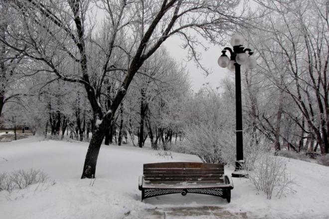 Снег лежал на скамейках сквера накрывал шапками