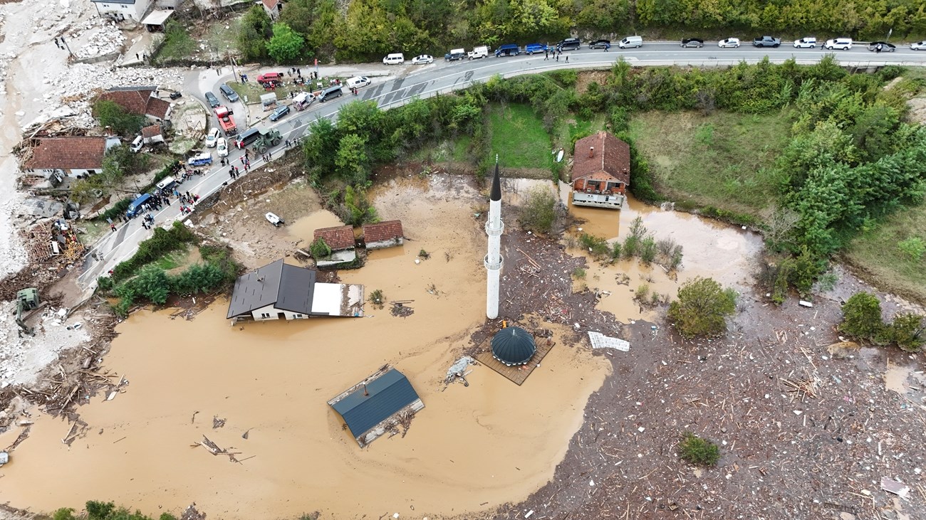 GISMETEO: В Боснии прошло прощание с 19 жертвами разрушительных наводнений